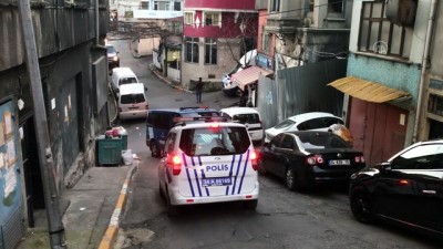 Beyoğlu’nda metruk ahşap binanın duvarı yıkıldı - İSTANBUL