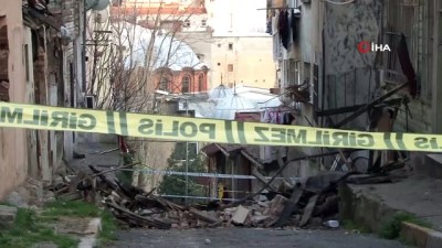  Beyoğlu’nda yangında hasar gören metruk bina çöktü