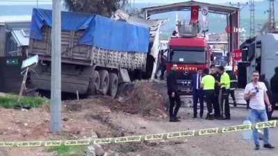 polis noktasi -  Cizre’de freni boşalan tır, polis kapama noktasına daldı: 2 yaralı Videosu