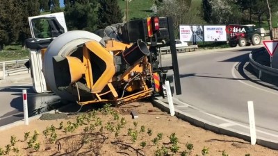 beton mikseri -  Virajı alamayan beton mikseri devrildi, araç sürücüsünü emniyet kemeri kurtardı Videosu