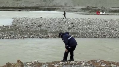  Dalgıçlar kayıp engelli şahsı nehirde arıyor