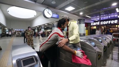 Hindistan'da metro istasyonları dezenfekte edildi - YENİ DELHİ