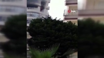 korkuluk -  Dehşete düşüren görüntüler kamerada... Apartman katındaki yangından korkan kadın 8. kattan böyle düştü Videosu