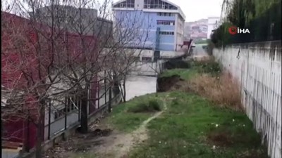 istinat duvari -  Esenyurt'ta fabrikanın istinat duvarı çöktü Videosu