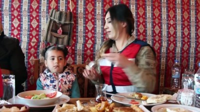 Kadın astsubaylar depremzede ailelerin yaralarını sarıyor - ELAZIĞ