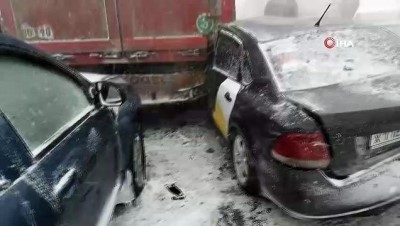 dikkatsizlik -  - Rusya'da kar fırtınası nedeniyle 20 araç birbirine girdi Videosu