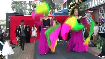  - Sokakta gelinlik defilesi