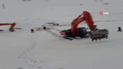 kar yiginlari -  42 kişinin hayatını kaybettiği çığın altındaki iş makineleri çıkarılıyor Videosu