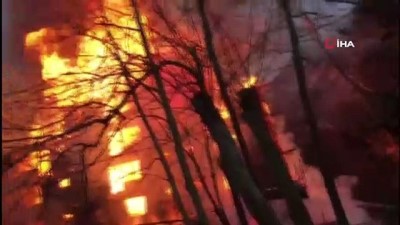  Alev alev yanan 4 katlı ahşap bina küle döndü
