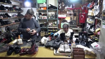 ayakkabi tamircisi -  Ayakkabılarını tamir ettirmek için 20 gün sonraya gün alıyorlar Videosu