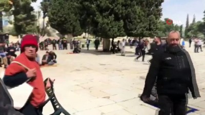  - Kudüs’te korona salgını nedeniyle camiler kapatıldı
- Müslümanlar namazları cami avlularında kılıyor