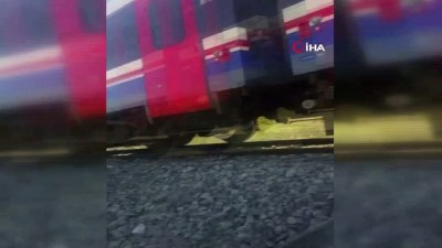 tren seferleri -  Trenin çarptığı traktör sürücüsü kadın kendini yere atarak kurtuldu Videosu