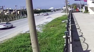 dikkatsizlik -  Kuşadası’nda 3 otomobilin çarpıştığı kaza güvenlik kameralarına yansıdı Videosu