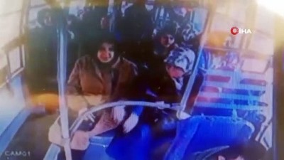 yolcu midibusu -  Minibüsteki yolcular böyle savruldu... Kocaeli’de zincirleme trafik kazası: 5 yaralı Videosu
