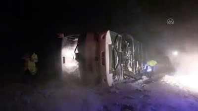 Afyonkarahisar'da yolcu otobüsü devrildi: 20 yaralı (2)