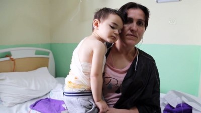 evde tek basina - Annesinin alevlerin arasından kurtardığı minik Irmak Erzurum'da tedaviye alındı Videosu