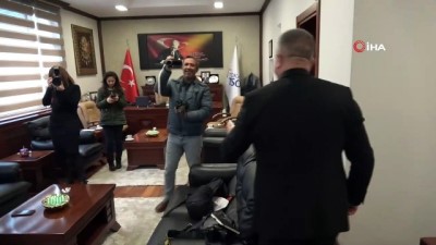  Basın toplantısı öncesi basın mensuplarına kolonya ikramı