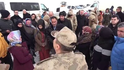 sehit asker -  Çığ faciasında şehit düşen evlatlarının silah arkadaşlarına sarılıp gözyaşı döktüler Videosu