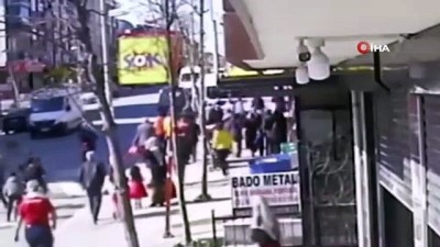 yasli kadin -  Drift yaparak sokağa girmeye çalıştı, yaşlı kadına böyle çarptı Videosu