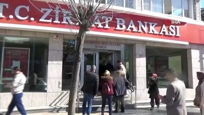  - Düzce'de bankalar virüs tedbirleri kapsamında tek tek müşteri alıyor
- Banka önünde sırada bekleyen vatandaşlar uygulamadan memnun