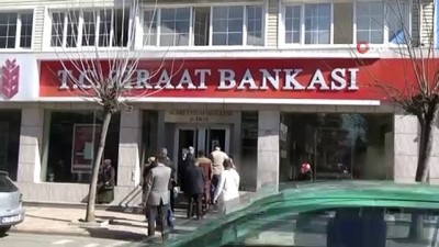  - Düzce'de bankalar virüs tedbirleri kapsamında tek tek müşteri alıyor
- Banka önünde sırada bekleyen vatandaşlar uygulamadan memnun