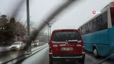  Erzincan'da güne karla uyandı