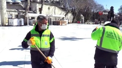  Eyüpsultan Meydanı koronavirüse karşı yıkandı