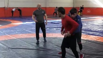 milli guresci - İşitme engelli milli güreşçi, Dünya Şampiyonası'nda kürsünün zirvesine çıkmak istiyor - NİĞDE Videosu