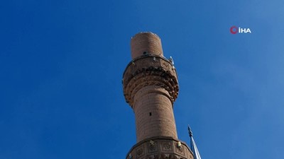  Isparta'da şiddetli rüzgar minarenin alemini uçurdu