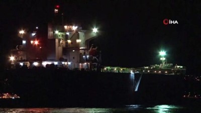  İstanbul Boğazı'nda henüz bilinmeyen bir sebep ile dümeni kitlenen gemi Sahil güvenlik tarafından kıyıya çekildi. İncelemeler devam ediyor