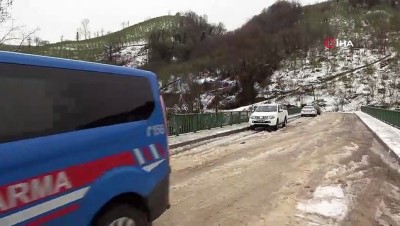  Karlı yolda kontrolden çıkan otomobil ırmağa uçtu: 1 ölü