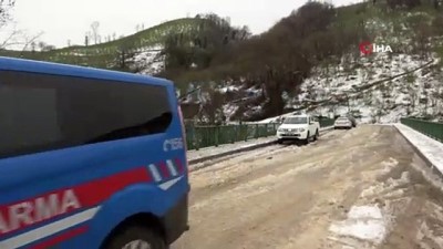  Karlı yolda kontrolden çıkan otomobil ırmağa uçtu: 1 ölü