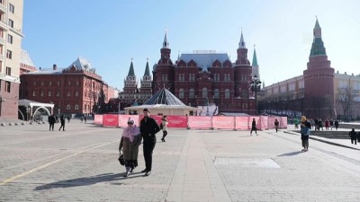 Moskova'da Kovid-19 nedeniyle tarihi ve turistik meydanlar boşaldı