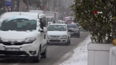 kar surprizi -  Niğde'de vatandaşlar güne karla uyandı Videosu