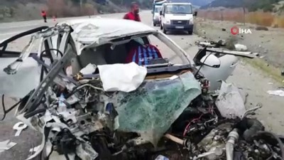  Otomobil karşı şeritteki kamyonla çarpıştı: 1 ölü