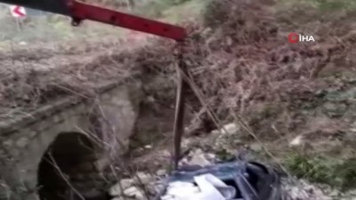 kesk -  Otomobil uçuruma yuvarlandı, aile ölümden döndü Videosu