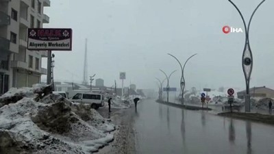  Yüksekova'da kar yağışı ilçeyi beyaza bürüdü