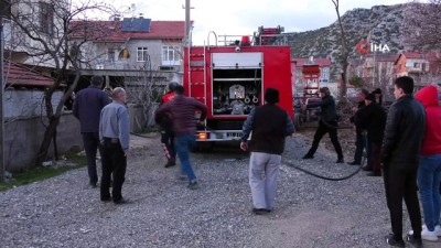 sparta -  2 katlı binanın bacasında çıkan yangın için vatandaşlar seferber oldu Videosu