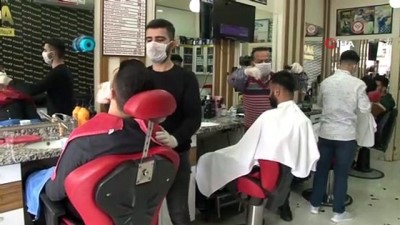 Adana’da koronavirüse karşı maskeli ve eldivenli tıraş