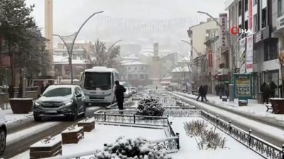  Bayburt’ta kıştan kalma günler yaşıyor...Kar yağışı kenti beyaza bürüdü
