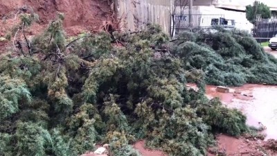 Gaziantep'te sağanak nedeniyle istinat duvarı çöktü