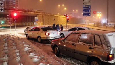  Sivas’ta kar ulaşımda aksamalara neden oldu