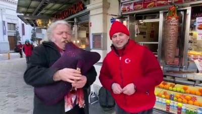 Taksim Meydanı'nda vatandaşlarla 'Çanakkale Türküsü'nü söyledi - İSTANBUL