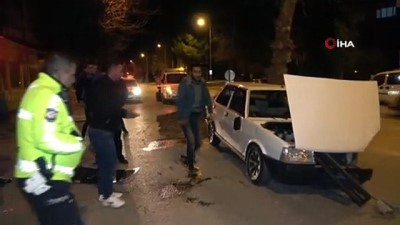 yakit deposu -  Ağaca çarpan otomobil yan yattı, sürücüsü ise yaralı halde kaçtı Videosu