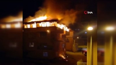  Antalya’da üç katlı evin çatısı alev alev böyle yandı