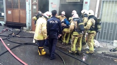 Bayrampaşa'da yangına müdahale eden itfaiyeci yaralandı - İSTANBUL