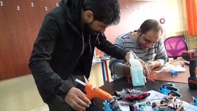  Okullar için ucuz maliyetli otomatik dezenfekte el pompası ürettiler