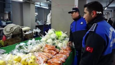  Semt pazarında gıdalar korona virüse karşı poşetlenerek satılıyor