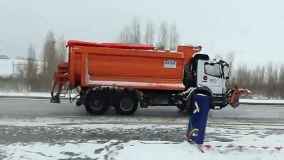 buz sarkitlari - Sertavul Geçidi'nde yoğun kar nedeniyle ulaşım kontrollü sağlanıyor - KARAMAN Videosu