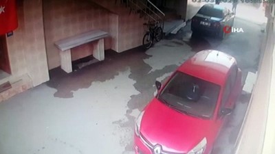  Camiye dadanan hırsızlar kameralara yakalandı